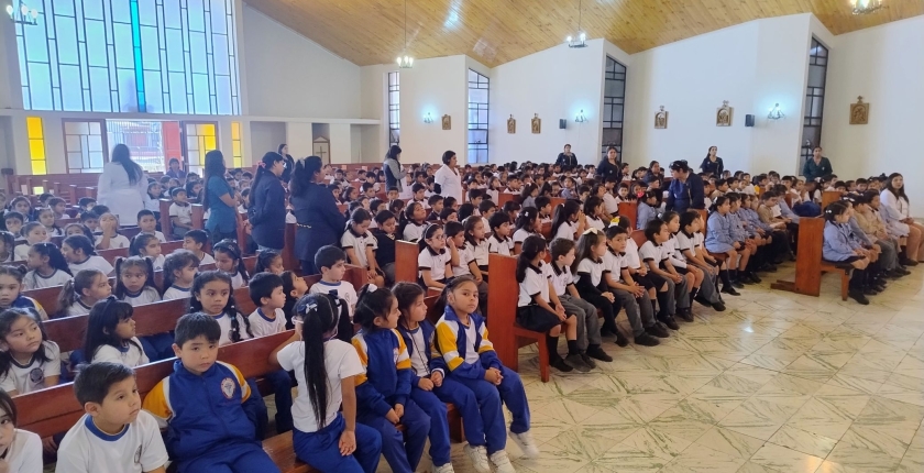 Los/as estudiantes de primer ciclo realizan la reflexión de las últimas siete palabras de Jesús